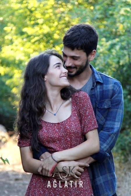 Турецкий сериал Любовь заставляет плакать 1 серия